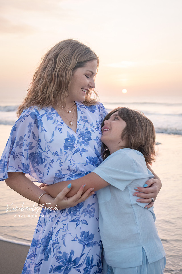 sunrise photos at the beach with mom dad and son