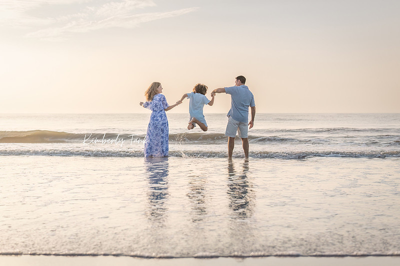 sunrise photos at the beach with mom dad and son