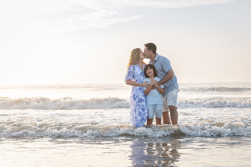 sunrise photos at the beach with mom dad and son